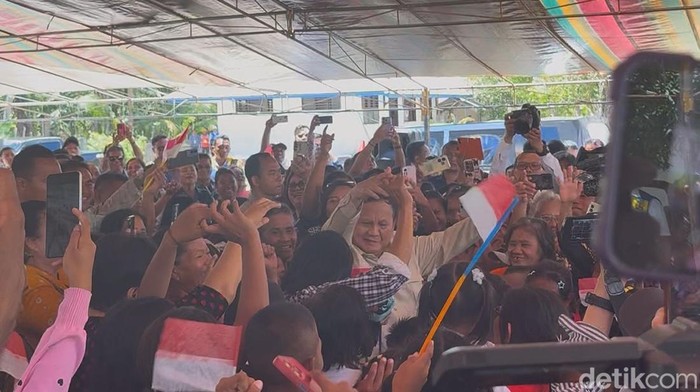 Prabowo Ikut Berbaur dan Joget “Tabola Bale” Bersama Warga Miangas