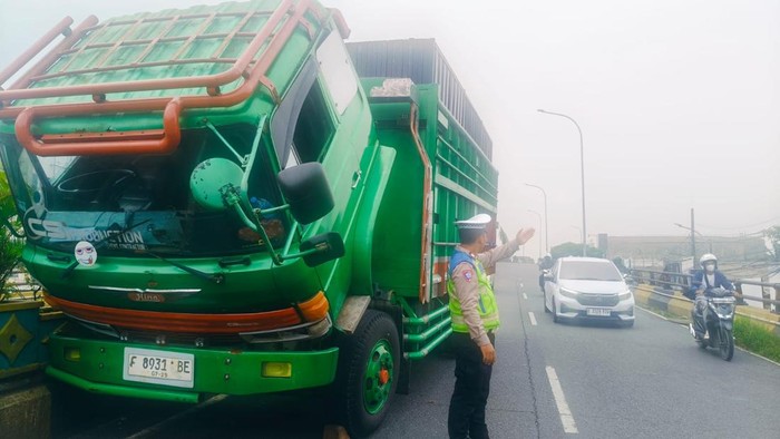 Truk Alami Gangguan Rem dan Mogok di Flyover Ciputat, Arus Lalu Lintas Sempat Tersendat