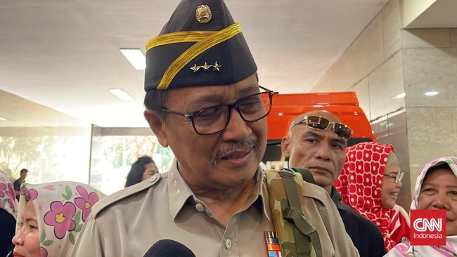 Oegroseno Pakai Baju Purnawirawan Datangi Bareskrim, Kehadirannya Jadi Perhatian
