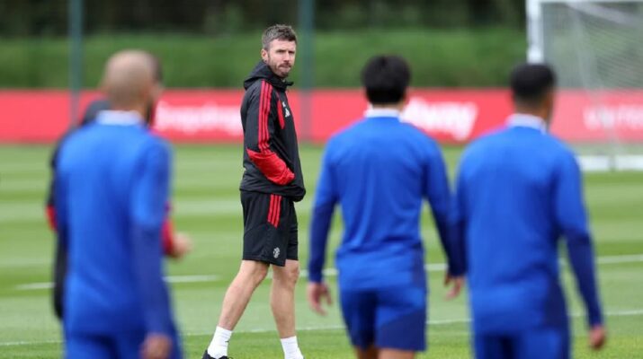 Manchester United Hadapi Manchester City, Michael Carrick Tak Mau Terlena Kemenangan Musim Lalu